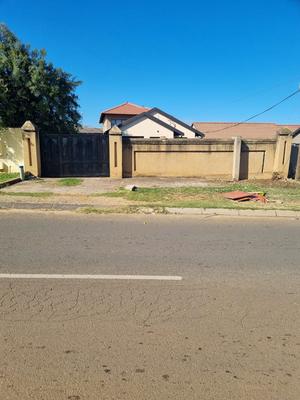 House For Sale in Naturena Ext 19, Johannesburg